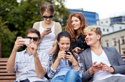 Smartphones vs Smartglasses Smartphones vs Smartglasses